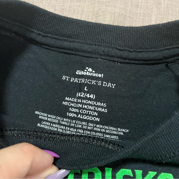 St. Patrick's Day Pug Crawl Graphic T-Shirt Size Large Irish dog humor - Picture 4 of 7